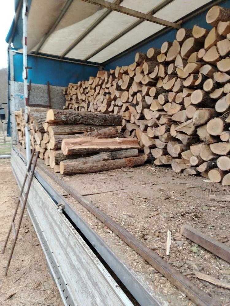 drva u kamionskoj prikolici
